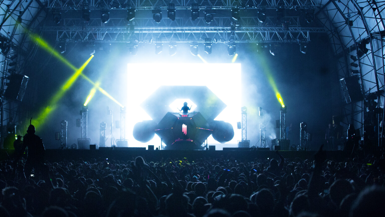 Skrillex, Hove