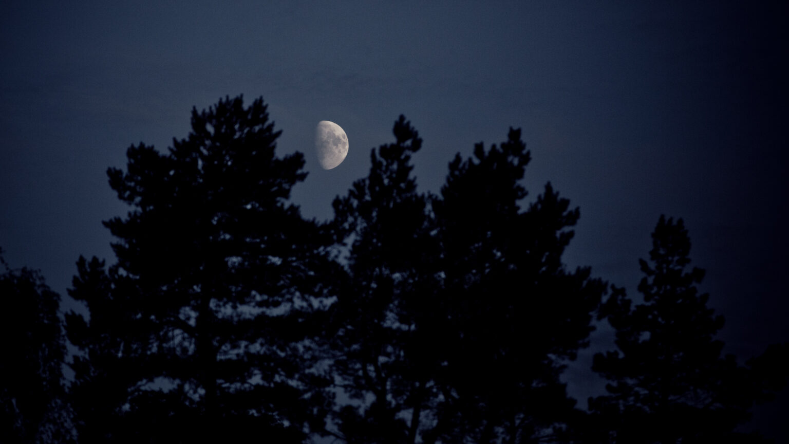 The moon wathing over Arendal
