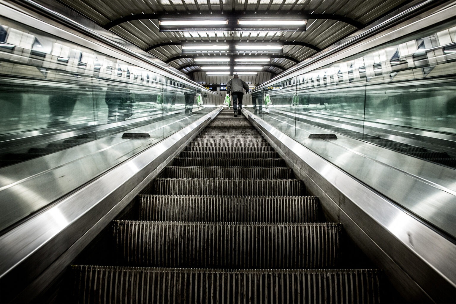 365 – 25 –Stortinget subwaystation