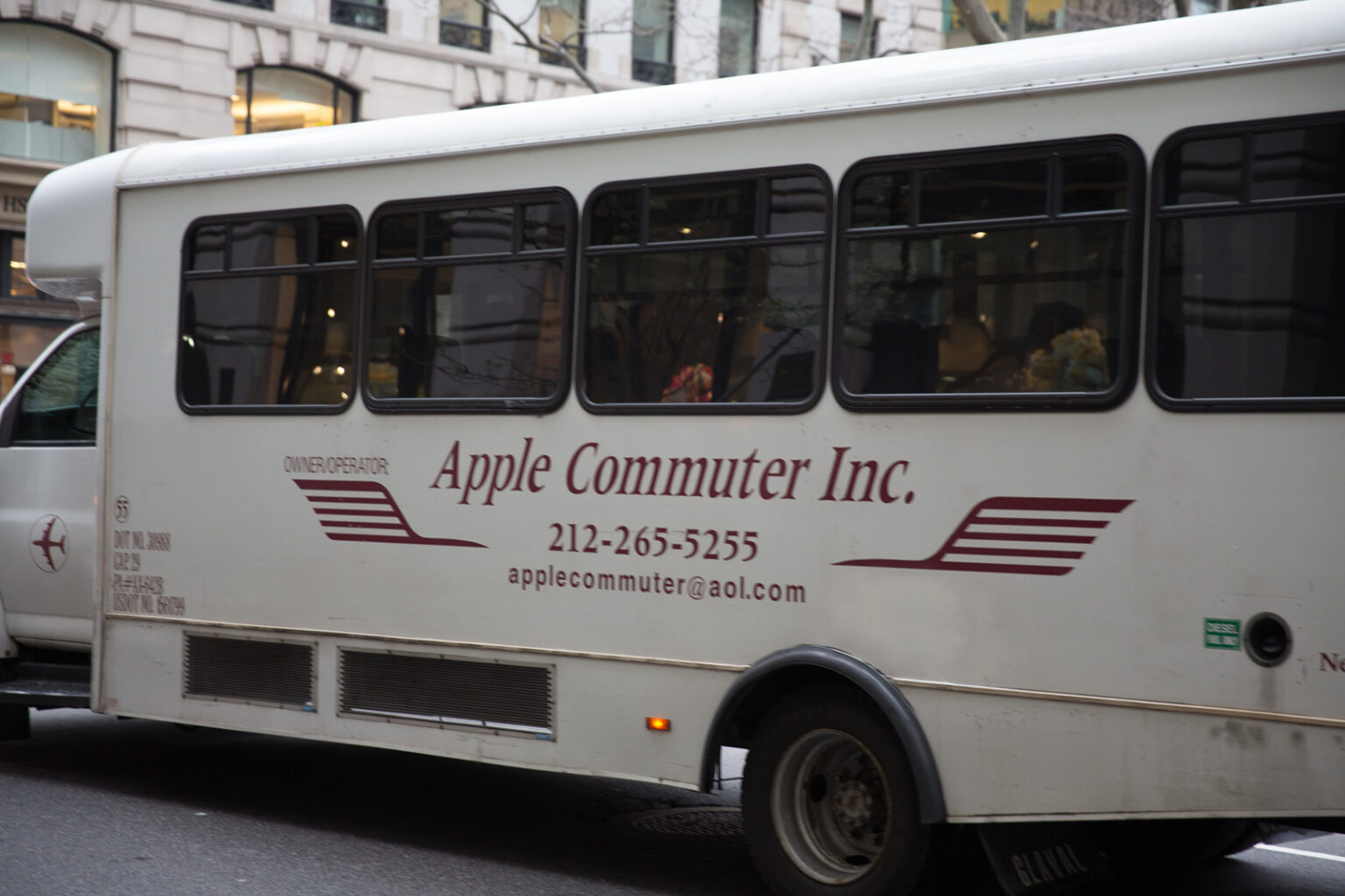 bolfo_0001s_0000_NYC Apple Commuter